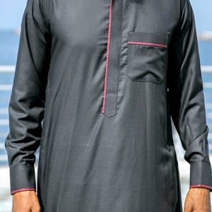 Alternative view of Qamis saoudi bi color "Al mashriq" Noir et bordeaux